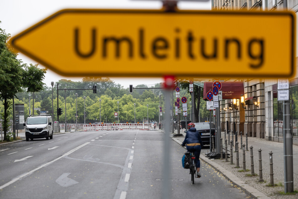 Das Abbiegen ist in einige Straßen von Berlin aufgrund von Bauarbeiten nicht möglich. (Symbolbild)