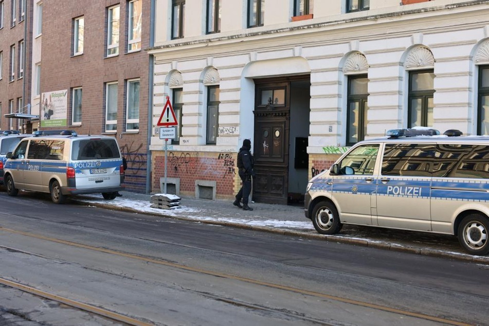 Sowohl in der Torgauer Straße als auch in der Eisenbahnstraße wurden am Dienstag Gebäude durchsucht.