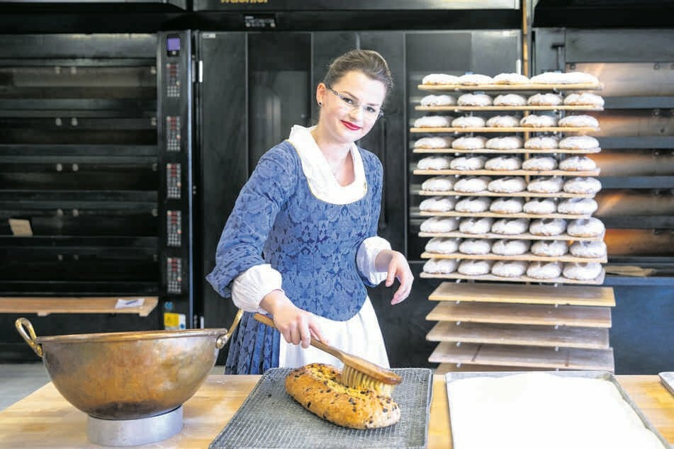Wenn schon kein Stollenfest stattfindet, bäckt Stollenmädchen Johanna Meitzner (21) wenigstens fleißig Christstollen, die in der Adventszeit zu Tausenden über die Ladentheke gehen.