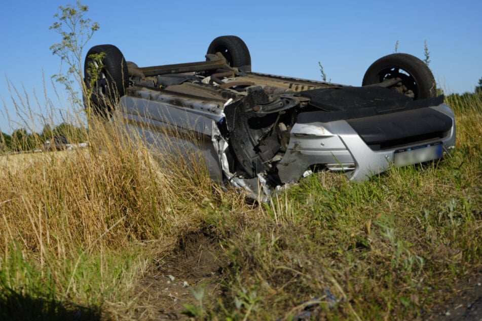 Auto überschlägt sich bei schwerem Crash: Bundesstraße voll gesperrt