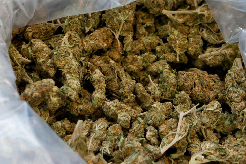 21 Pakete mit jeweils 1000 Gramm Marihuana wurden von den Beamten sichergestellt (Archivbild).