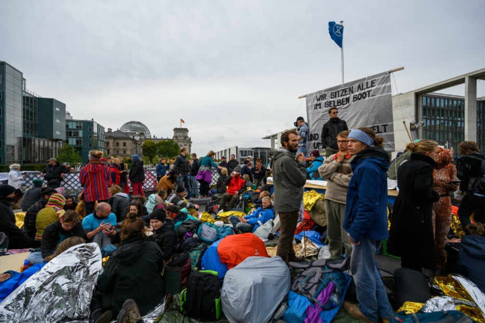 Aktivisten der Klimabewegung "Extinction Rebellion" haben während ihrer Aktionswoche "Berlin blockieren" die Marschallbrücke blockiert.