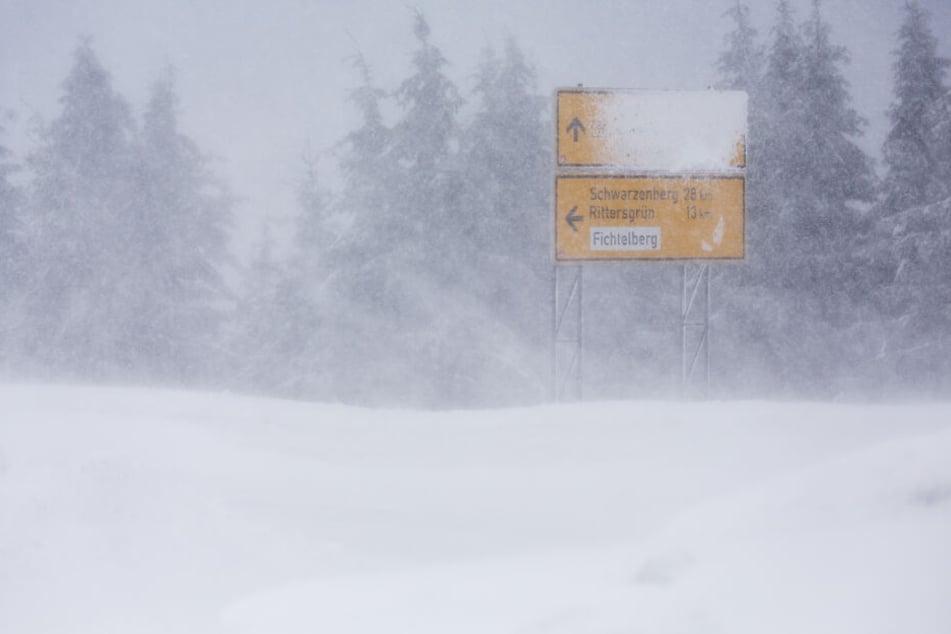 In den Hochlagen sind zusätzlich Schneeverwehungen möglich.