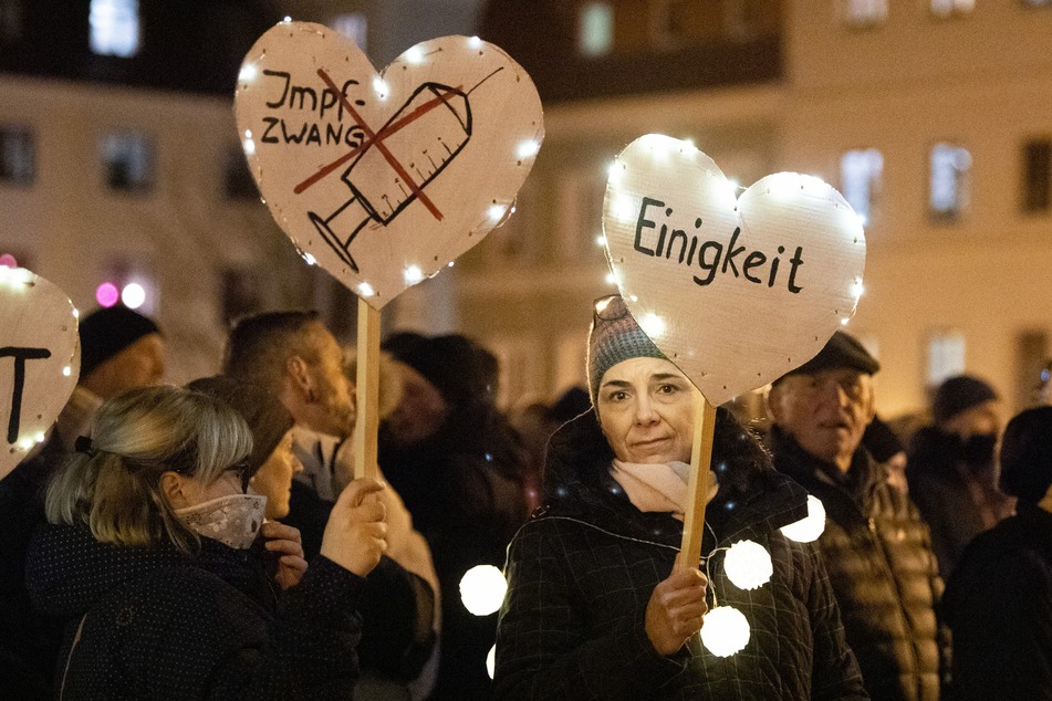 Am Montagabend demonstrierten in Bautzen knapp 2000 Menschen gegen die Impfpflicht für Pflegekräfte und Krankenhauspersonal.