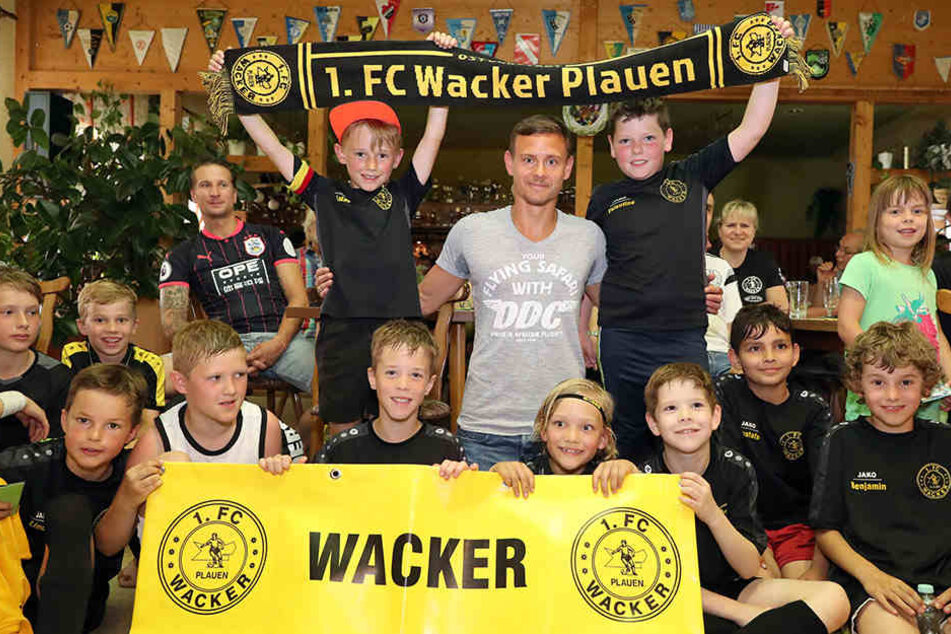 Der 1. FC Wacker Plauen ist der Heimatverein von Chris Löwe. Hier begann er mit Fußball spielen. Seine Herkunft hat er nicht vergessen. Der heutige Nachwuchs ist stolz auf ihn.