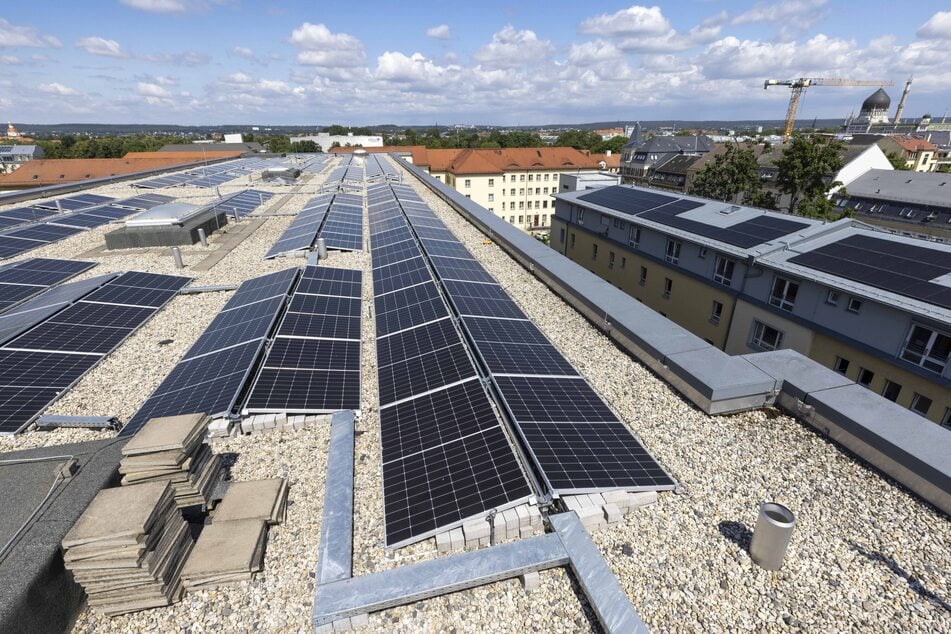 Bei Klimaanpassung unabdingbar: Solaranlagen. Die ersten sind im Februar auf den Klinikdächern ans Netz gegangen. "Bisher produzieren die Anlagen 400.000 Kilowattstunden. Das deckt etwa vier Prozent des monatlichen Klinik-Gesamtverbrauchs", erklärt Technik-Fachbereichsleiter Rajko Jeschar (53).