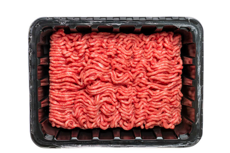 Die 500-g-Packung von ""meine Metzgerei - Gemischtes Hackfleisch" mit den Verbrauchsdaten 27. Juli (Aldi Süd) und 28. Juli (Aldi Nord) wurde zurückgerufen (Symbolbild).