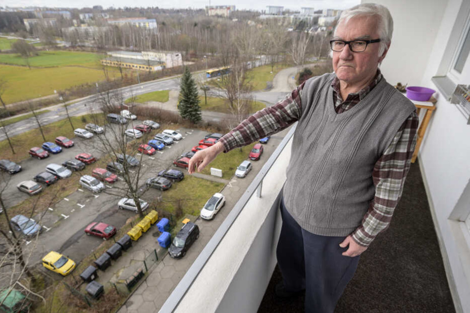 Werner K. (74) blickt von seinem Balkon vor allem an Feiertagen auf Müllberge.