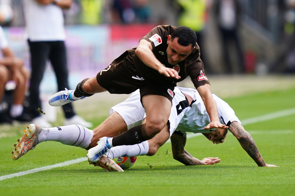 Der FC St. Pauli und der SV Sandhausen lieferten sich ein intensives, kampfbetontes Duell. Hier bringt Alexander Esswein (r.) Kiezkicker Manolis Saliakas zu Fall.