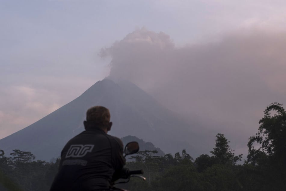  Vulkanausbruch Merapi  schleudert Asche ber sechs 