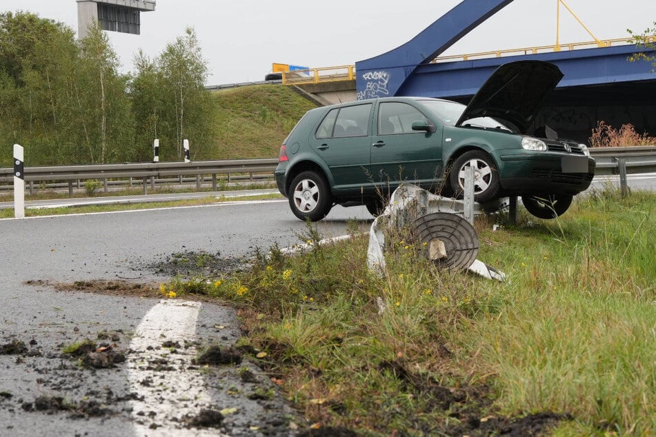 Unfall an Autobahnauffahrt: Senior (85) "parkt" Polo auf Leitplanke