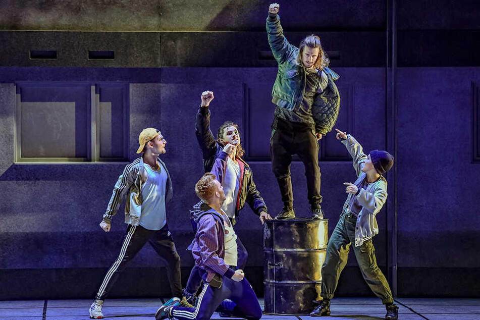 Günni (Florian Heinke, auf dem Fass stehend) und seine Clique (v.l.: Karim Plett, Johannes Krimmel, Timo Stacey (kniend) und Florentine Beyer.