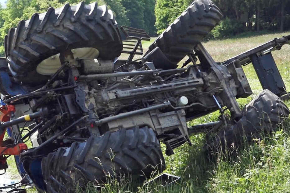 Nachbarn fanden den schwerverletzten Mann unterhalb eines Abhangs neben seinem Traktor. (Symbolbild)