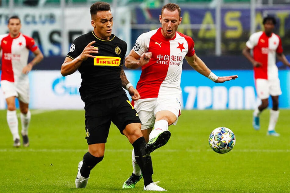 Inter-Stürmer Lautaro Martinez (l.) und Prags Vladimir Coufal kämpfen um den Ball.