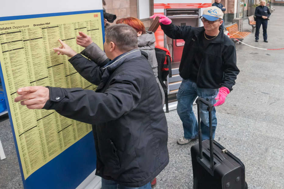 Gestellte Szene am Fahrplan: Bundespolizisten in Zivil stellten einen
Taschendiebstahl nach.
