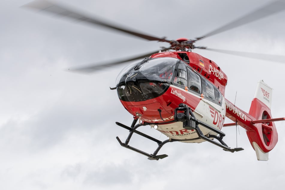 Mädchen fällt vom Traktor und wird überrollt