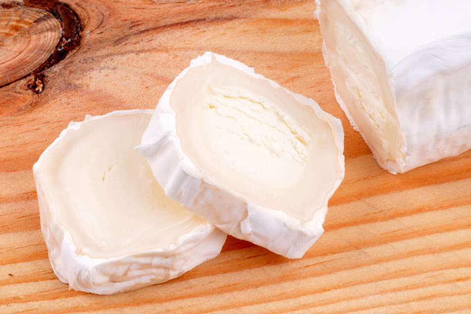 Blutvergiftung und Hirnhautentzündung drohen: Diesen Käse sollte man auf keinen Fall essen!