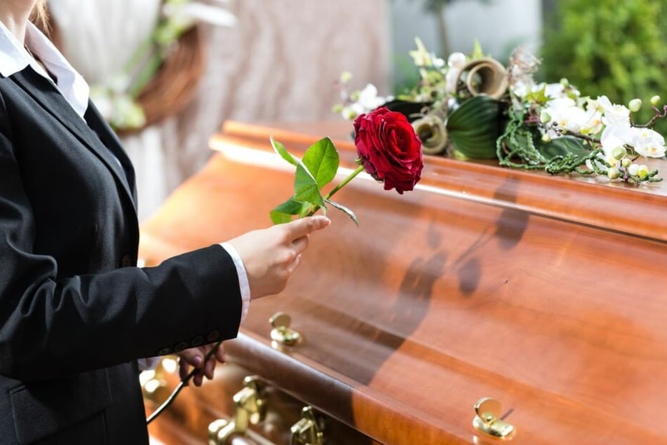Bei der Beerdigung erschien der Priester betrunken. (Symbolbild)