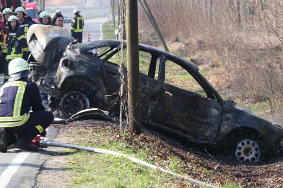 Horror-Unfall: Audi kracht gegen Mauer und fängt Feuer