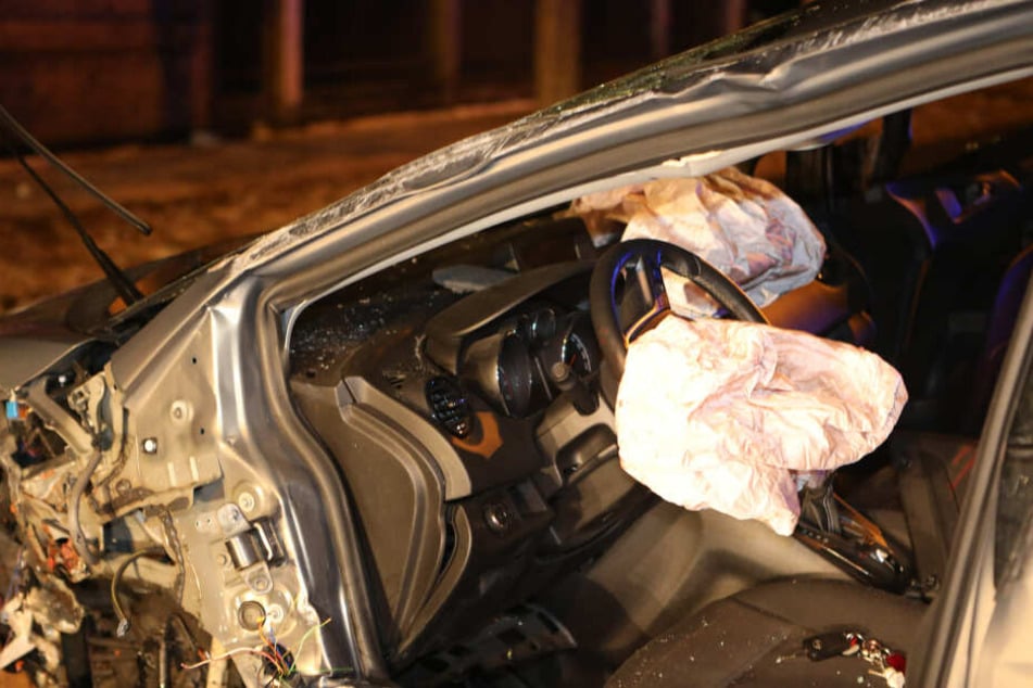 Bei dem schlimmen Crash auf der Bautzner Straße wurde das Auto der 54 Jahre alten Fahrerin komplett zerstört. Sie selbst wurde schwer verletzt.