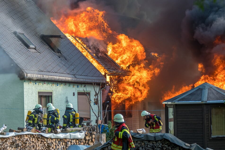 Zwei Wohnhäuser gingen am Mittwoch in Pobershau in Flammen auf.