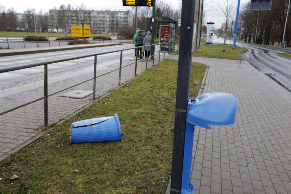 Auch ein Papierkorb fiel den Vandalen zum Opfer.