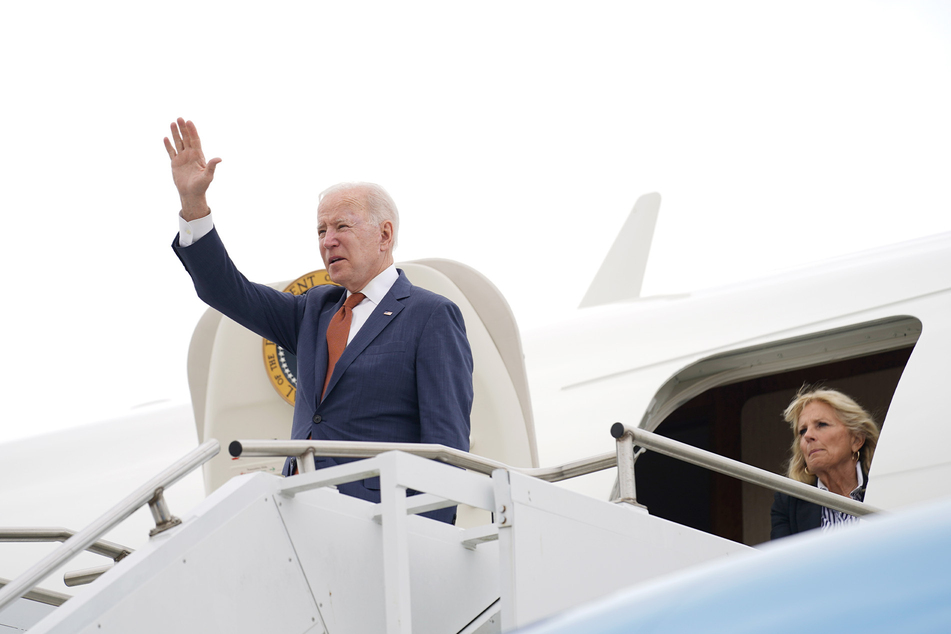 US-Präsident Joe Biden (78) winkt, als er mit seiner Frau Jill (70) an Bord der Air Force One geht.