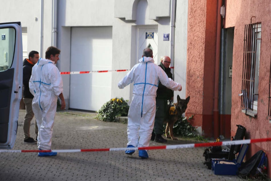 19.10.2017: Polizisten durchsuchen eine Wohnung, nachdem zwei Monate zuvor eine 35 Jahre alte Frau verschwunden war. Wenige Tage später entdeckte die Kripo die Leiche der dreifachen Mutter im Vorort Memmingerberg.