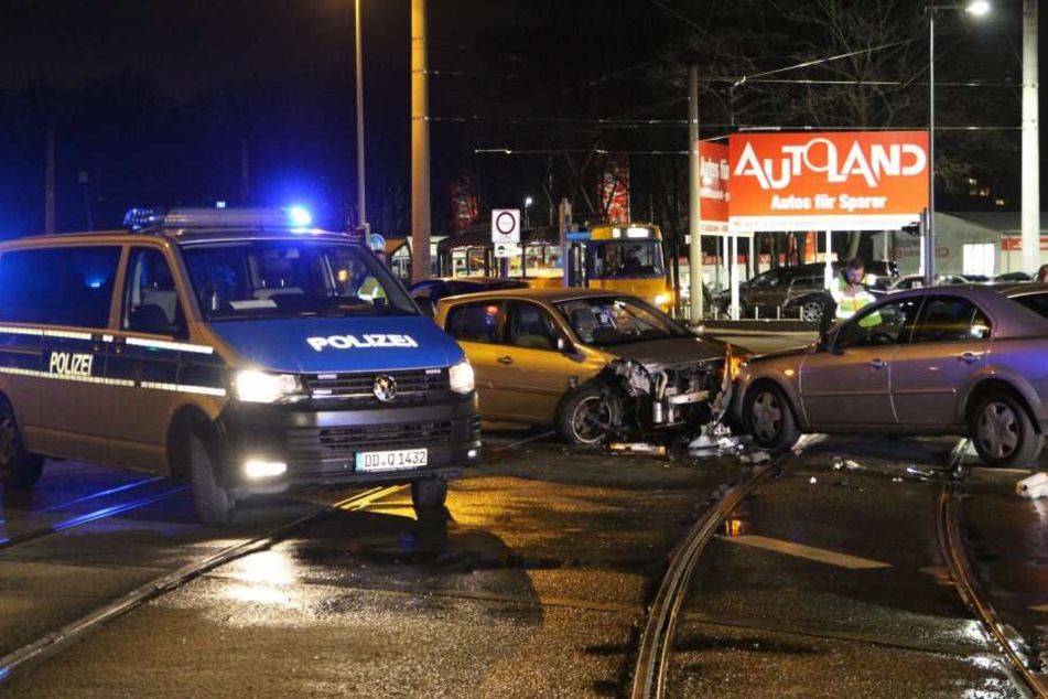 Auf der Kreuzung Lützner Straße/Kiewer Straße kam es zu einem schweren Crash.