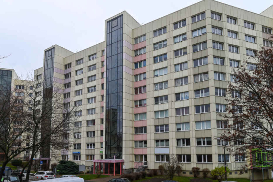 Im Wäschekeller dieses Plattenbaus war eine Mutter (38) mit ihrem Sohn (18) eingesperrt.