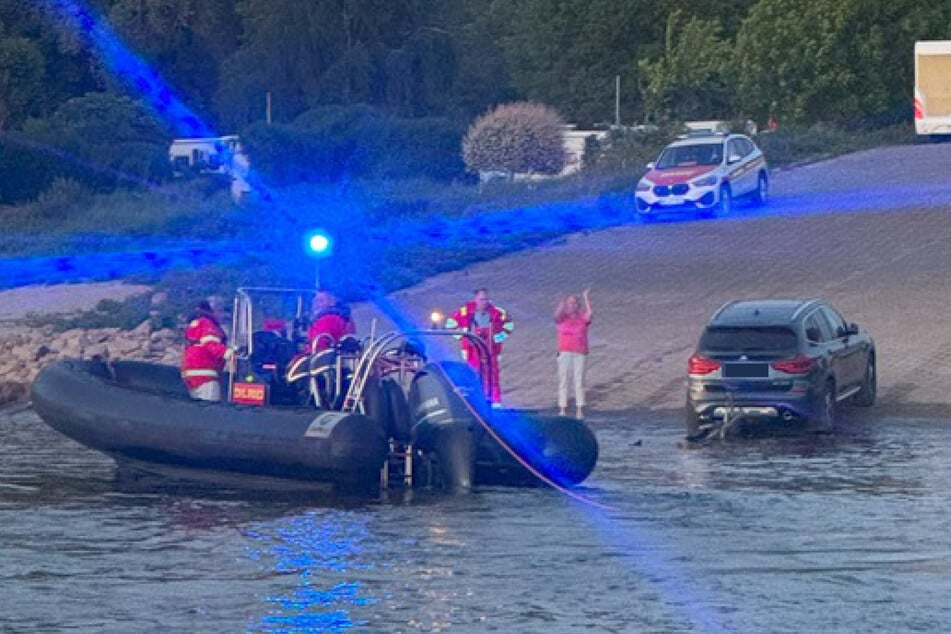 Die Einsatzkräfte brachten das manövrierunfähige Schiff nach Dormagen, um es dort aus dem Wasser zu holen.