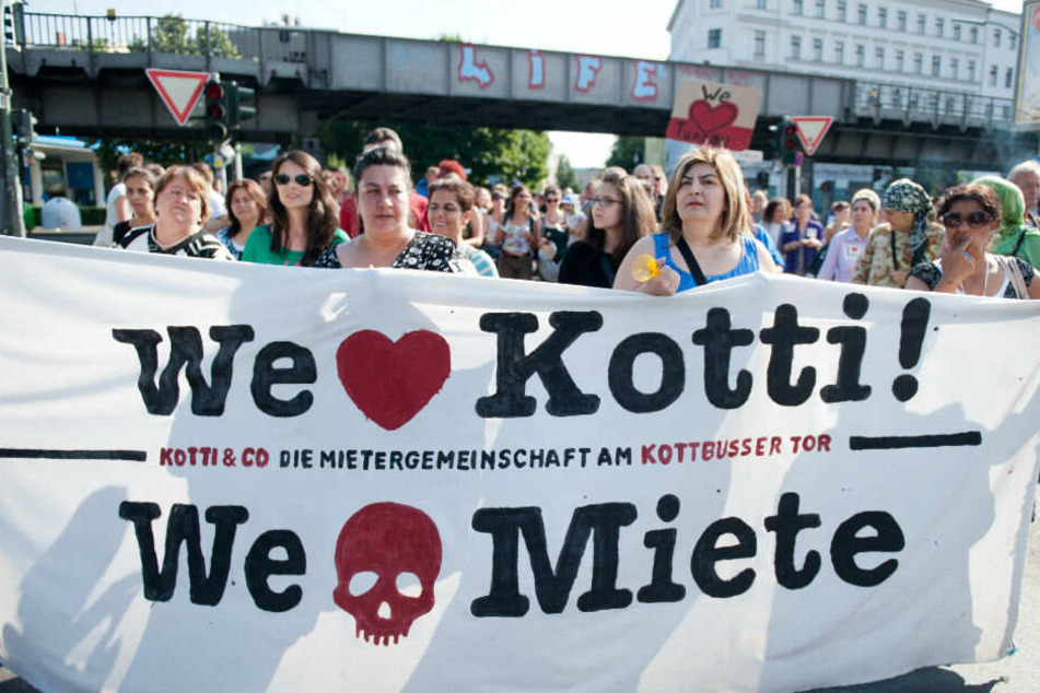Berliner demonstrieren gegen Verdrängung und hohe Mieten.