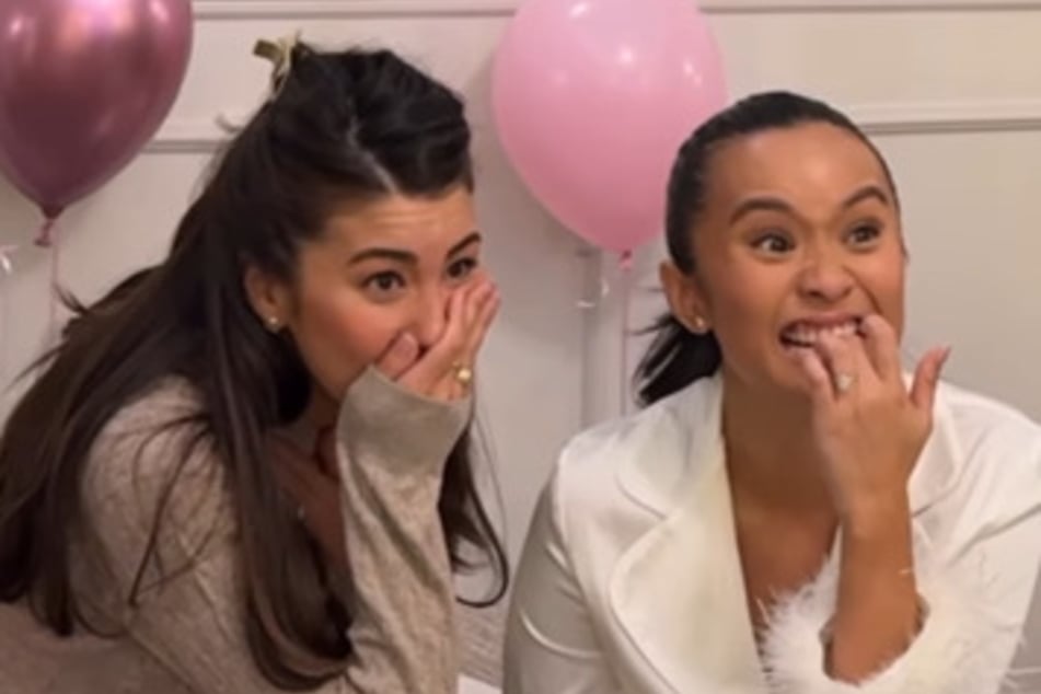 Monica San Luis krümmte sich vor Lachen, als ihre Expartner ihr zur Hochzeit gratulieren.