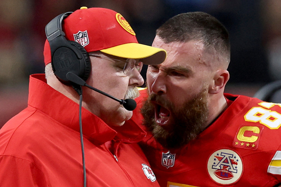 Travis Kelce (r.) screamed at Coach Andy Reid as Kansas City struggled during the first half of Super Bowl LVIII.