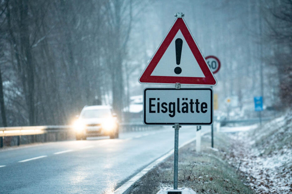 Die Meteorologen warnen vor örtlicher Glätte. (Symbolbild)