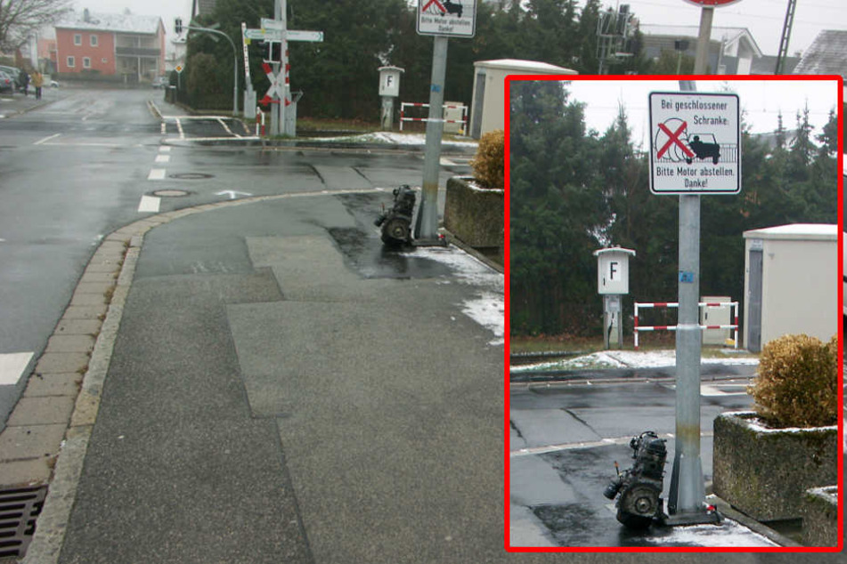 Ein Unbekannter hat einen Motor am Schild abgestellt.