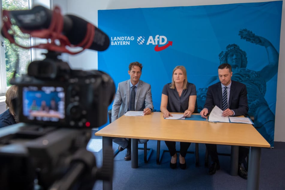 Ingo Hahn (l-r), umweltpolitischer Sprecher der AfD, Katrin Ebner-Steiner, AfD-Fraktionsvorsitzende, und Christoph Maier, Parlamentarischer Geschäftsführer der AfD: Die Partei will Verfassungsklage einreichen.