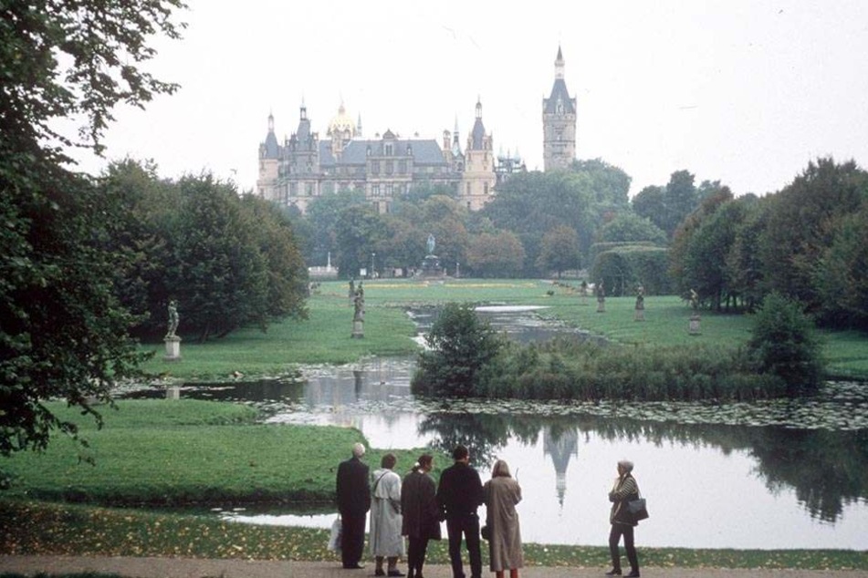 Im Schweriner Schlossgarten missbrauchte der Mann einen Schüler aufs Übelste.