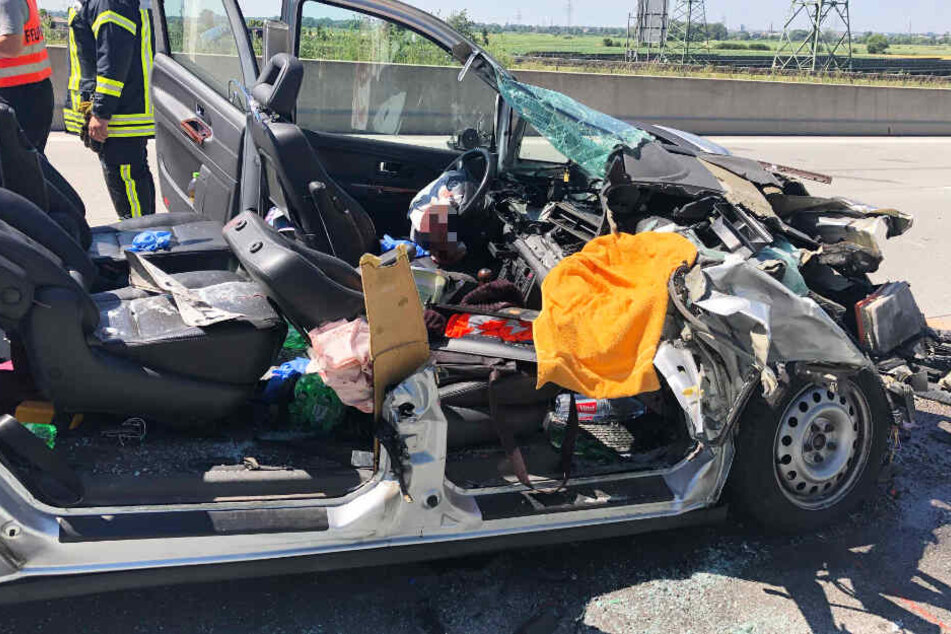 Ein VW Sharan ist auf der A8 am Ende eines Staus in das Heck eines Lastwagens gekracht.