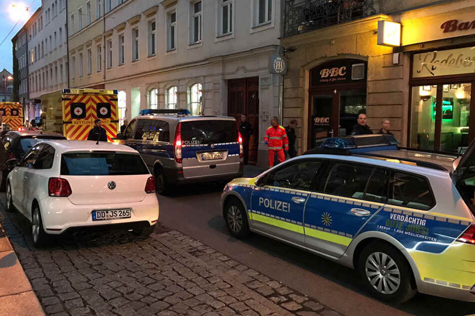 Gleich mehrere Polizeifahrzeuge und Rettungskräfte rückten an.