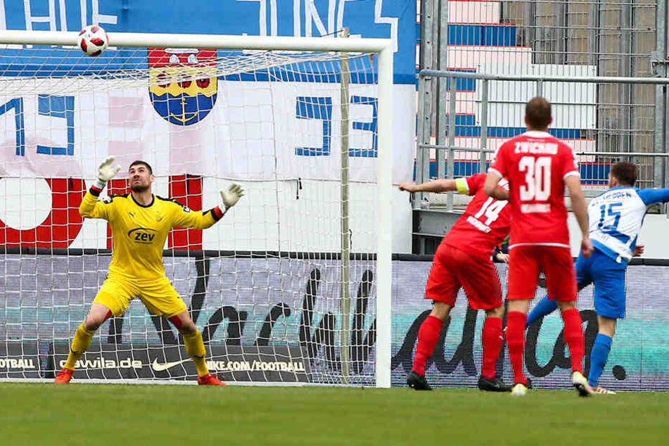 So war's in der Vorsaison: Meppens Markus Ballmert (r.) bezwang FSV-Keeper Johannes Brinkies.