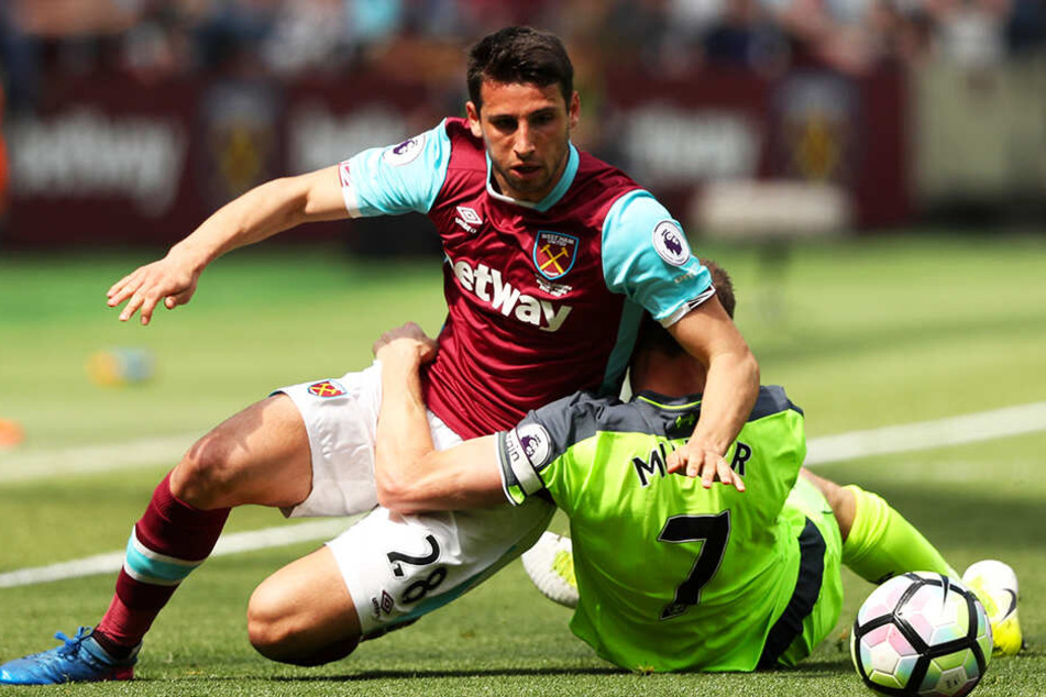 Jonathan Calleri (l.), hier noch im Trikot von West Ham United, wurde von Gironas Keeper Bono vernascht.
