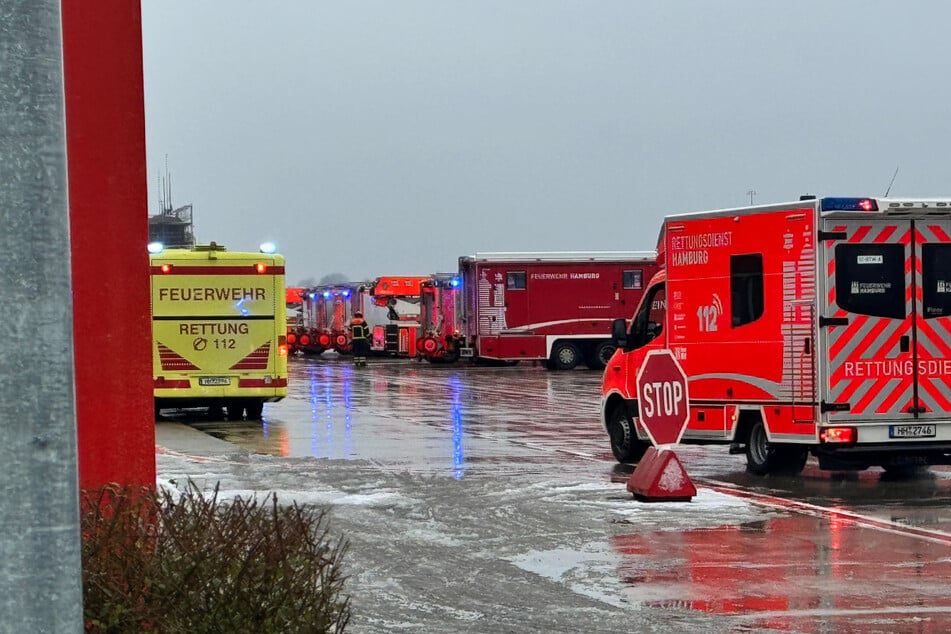 Einsatzkräfte bereiten sich am Flughafen auf die Notlandung vor.