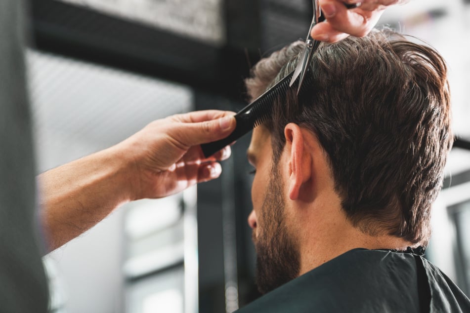 Polizei Erwischt Mann Der Die Haare Schon Hat Obwohl Friseure Zu Sind 24