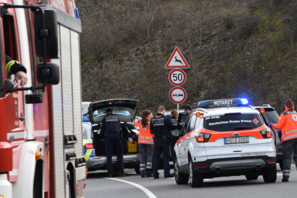 Der Notarzt versuchte den Fahrer vergeblich zu reanimieren: Der 20-Jährige verstarb noch an der Unfallstelle.