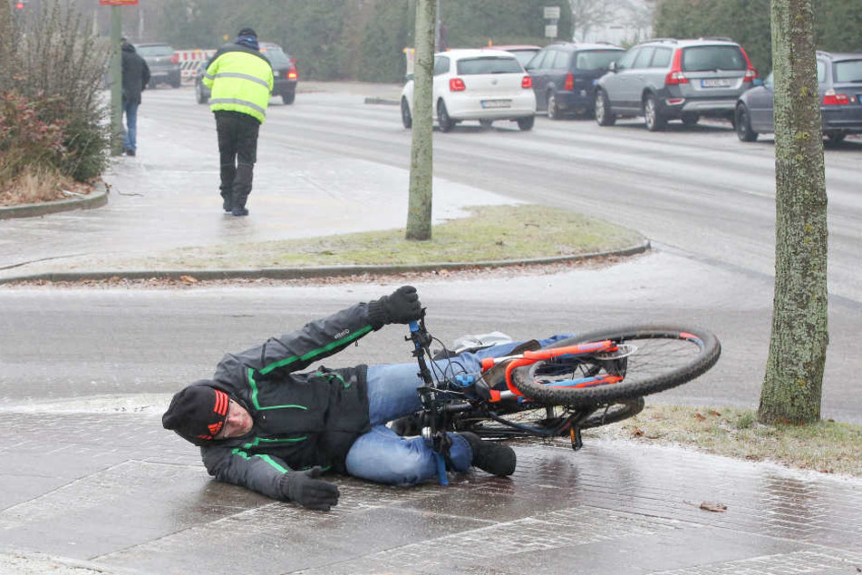 Schneefall und Blitzeis haben in Teilen Deutschlands für abenteuerliche Verhältnisse auf den Straßen gesorgt.