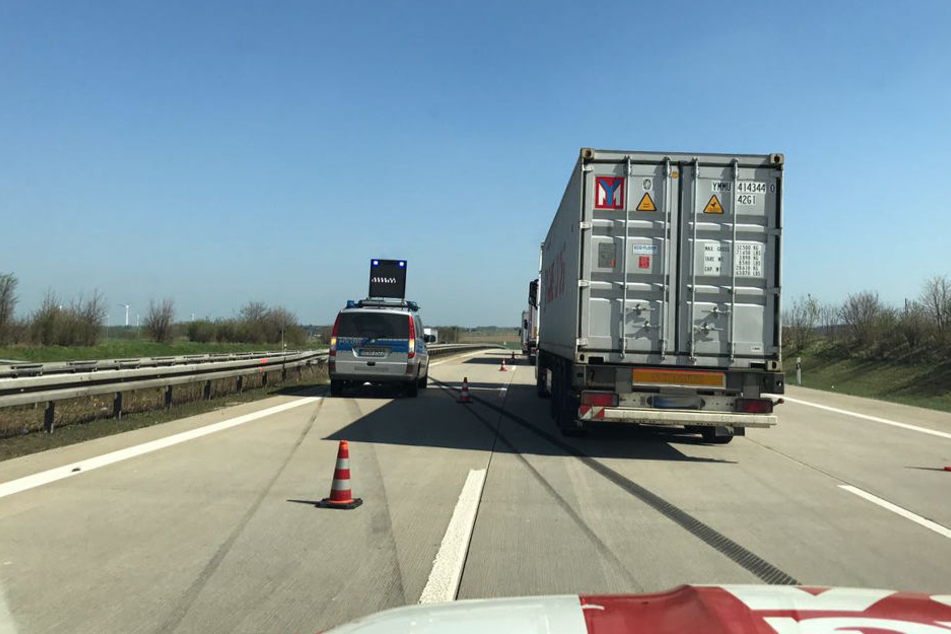 Auf der A4 sind derzeit zwei Fahrstreifen blockiert.