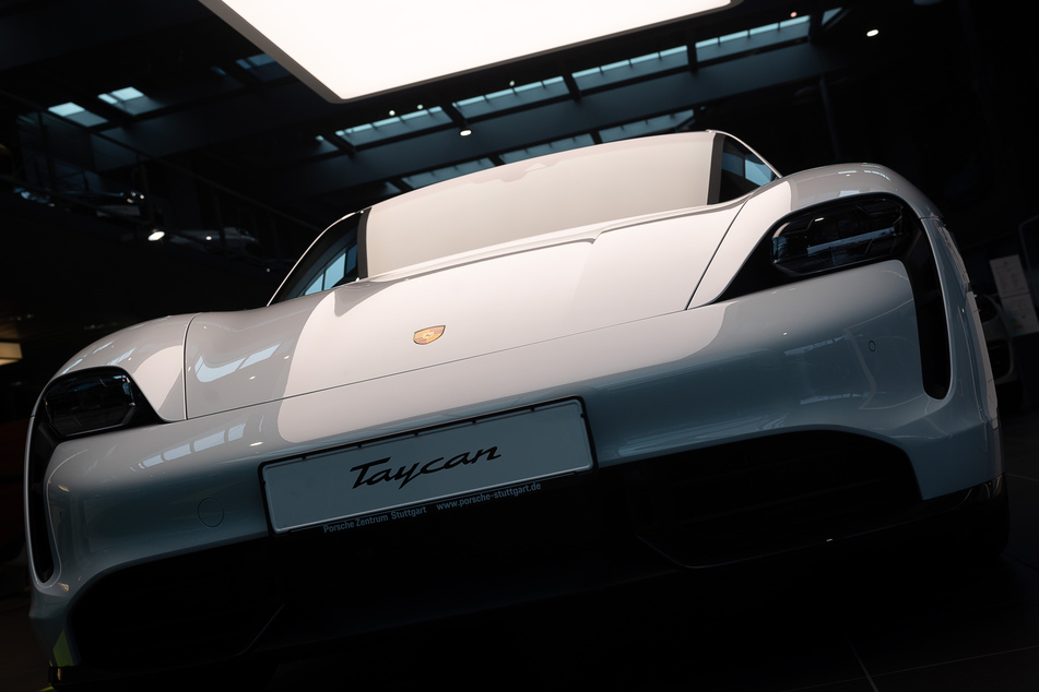Ein Taycan Turbo S des Herstellers Porsche in Stuttgart. So einen Luxuswagen besitzt auch Nicklas Bendtner (33), muss ihn aber erstmal stehen lassen.