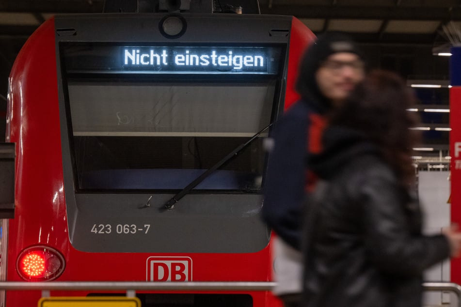 Wer per Bahn vom Münchner Hauptbahnhof in Richtung Osten reisen will, muss mehr Zeit einplanen. (Symbolbild)