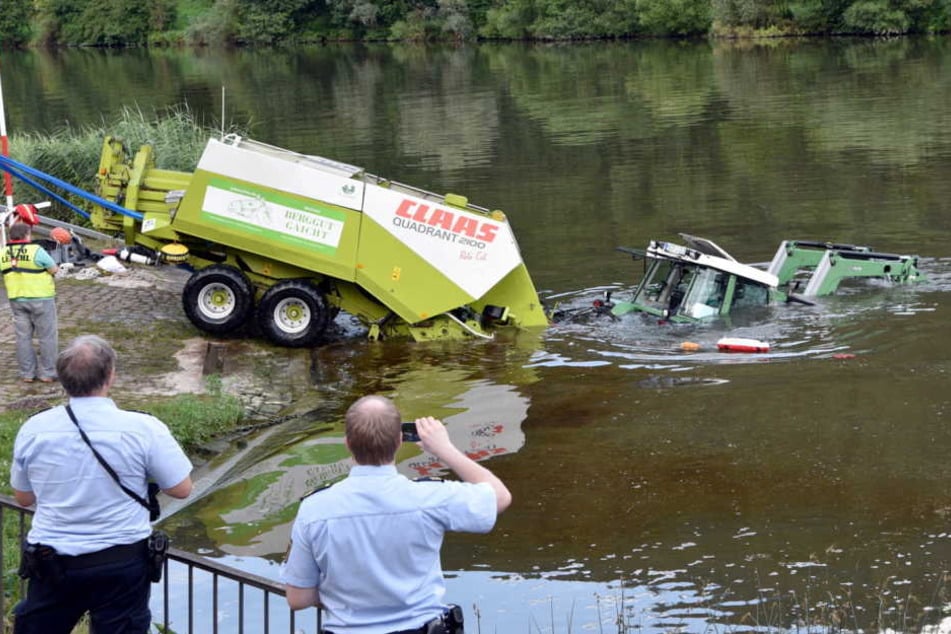 Es dauerte vier Stunden, bis der Traktor geborgen war.